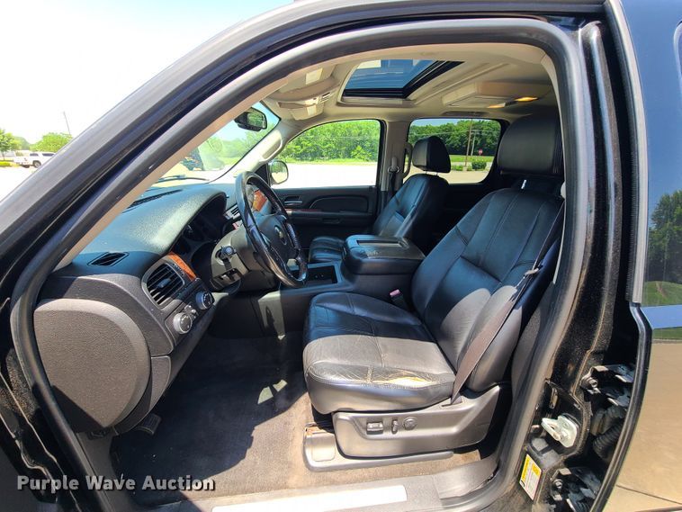 image for item L1385 2007 Chevrolet Suburban  SUV