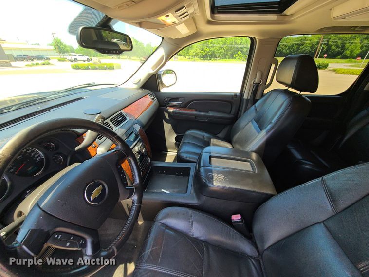 image for item L1385 2007 Chevrolet Suburban  SUV