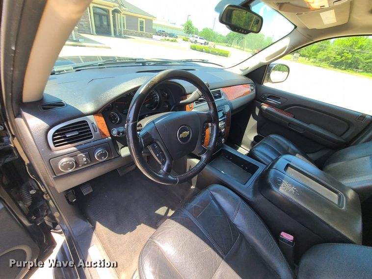 image for item L1385 2007 Chevrolet Suburban  SUV