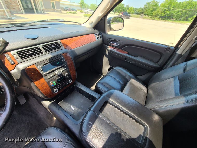 image for item L1385 2007 Chevrolet Suburban  SUV