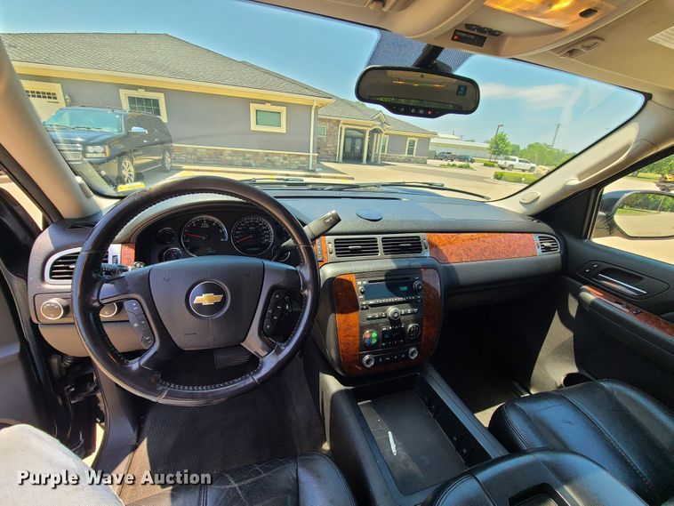 image for item L1385 2007 Chevrolet Suburban  SUV