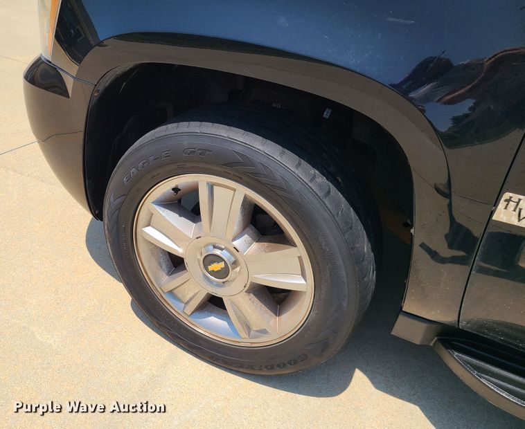image for item L1385 2007 Chevrolet Suburban  SUV