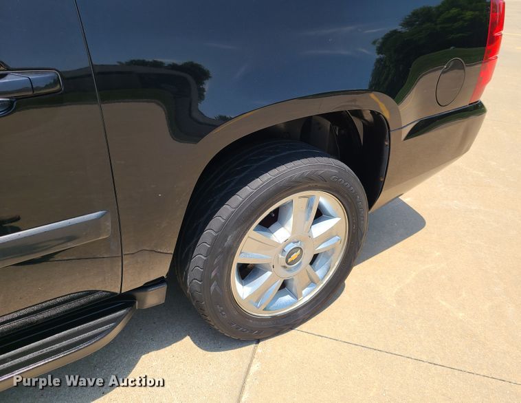 image for item L1385 2007 Chevrolet Suburban  SUV