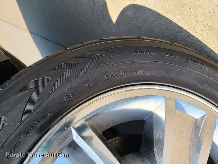 image for item L1385 2007 Chevrolet Suburban  SUV