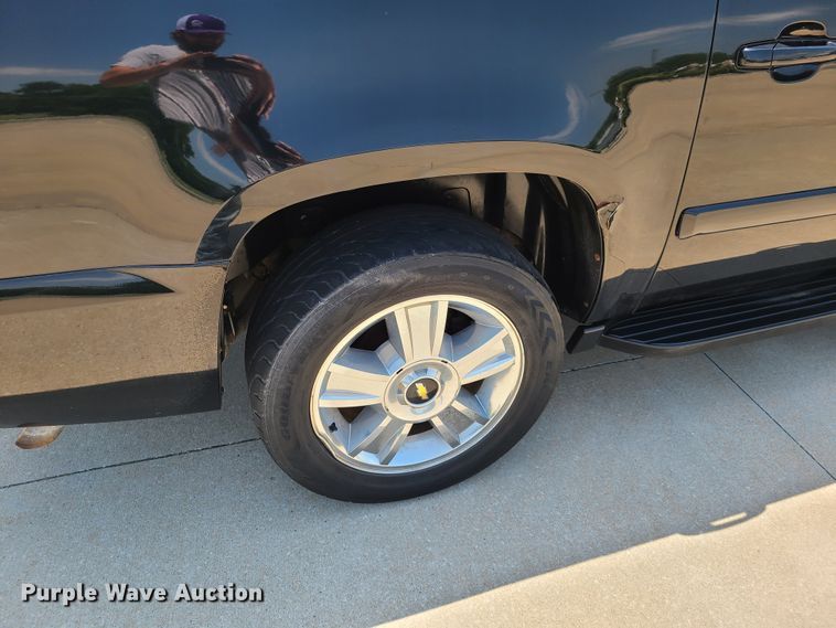 image for item L1385 2007 Chevrolet Suburban  SUV