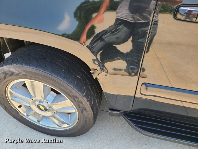 image for item L1385 2007 Chevrolet Suburban  SUV