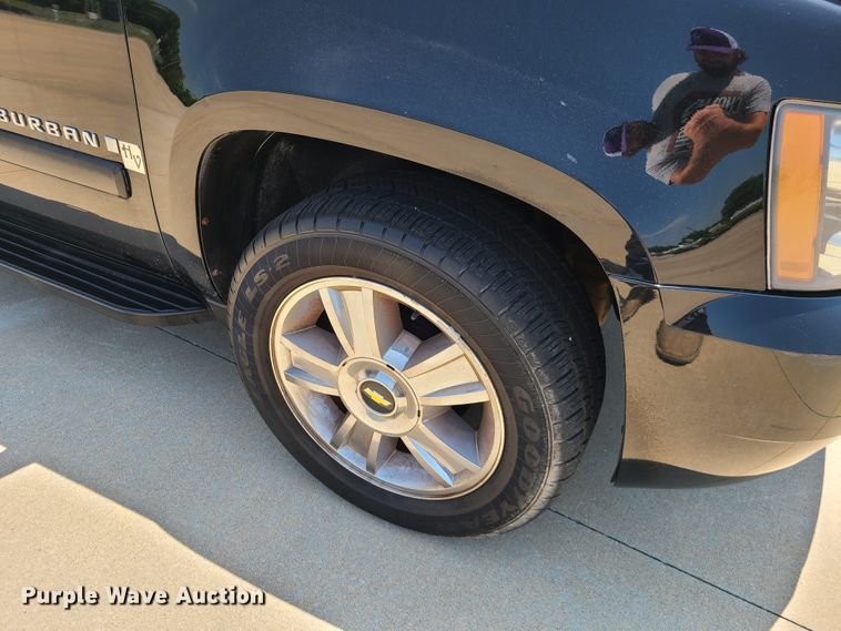 image for item L1385 2007 Chevrolet Suburban  SUV