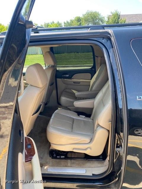 image for item L1386 2008 Chevrolet Suburban  SUV