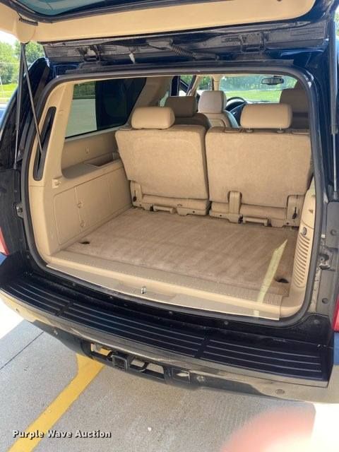 image for item L1386 2008 Chevrolet Suburban  SUV