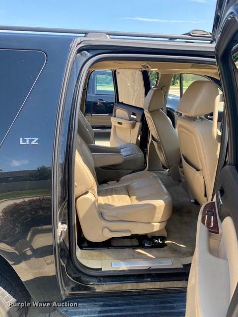 image for item L1386 2008 Chevrolet Suburban  SUV
