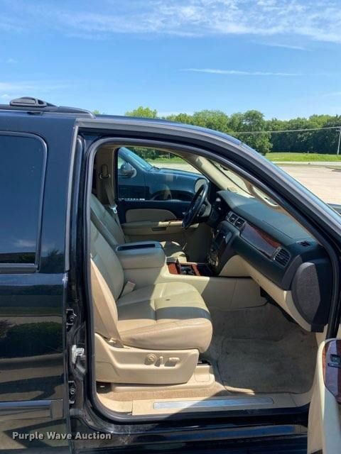 image for item L1386 2008 Chevrolet Suburban  SUV