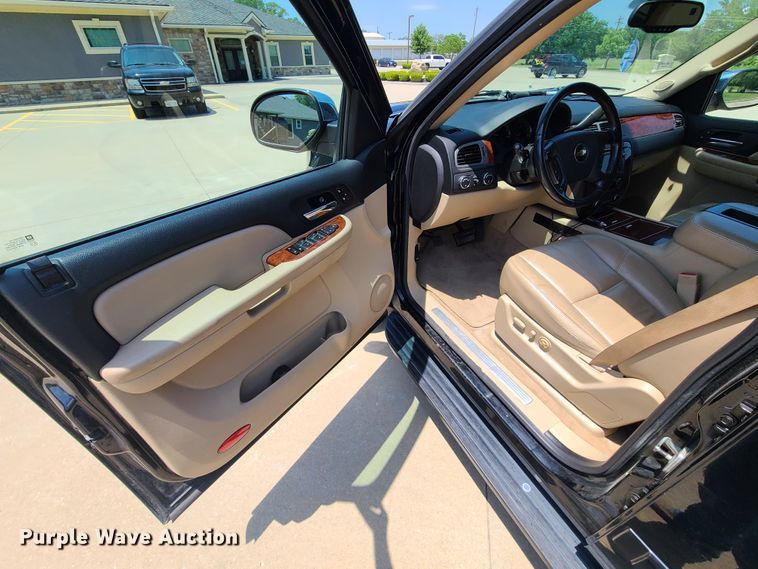 image for item L1386 2008 Chevrolet Suburban  SUV