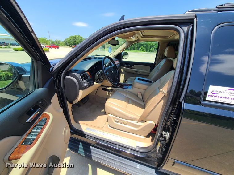 image for item L1386 2008 Chevrolet Suburban  SUV