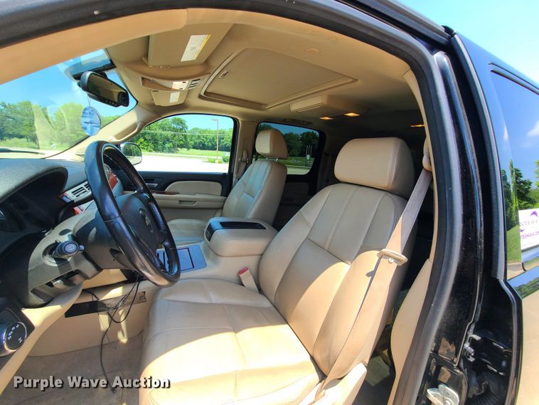 image for item L1386 2008 Chevrolet Suburban  SUV