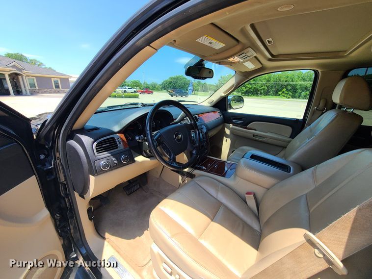 image for item L1386 2008 Chevrolet Suburban  SUV
