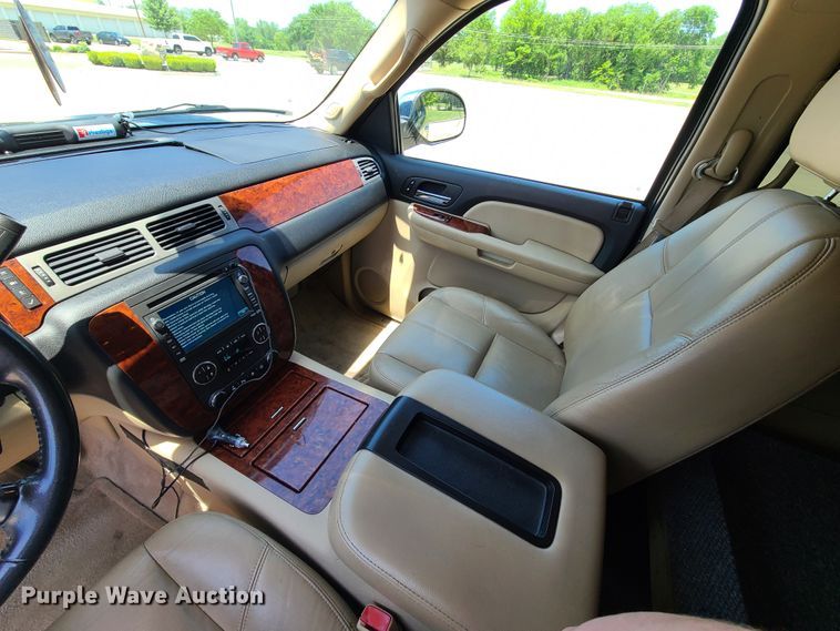 image for item L1386 2008 Chevrolet Suburban  SUV
