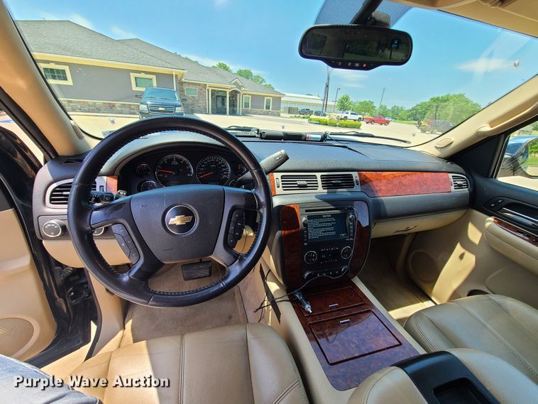 image for item L1386 2008 Chevrolet Suburban  SUV