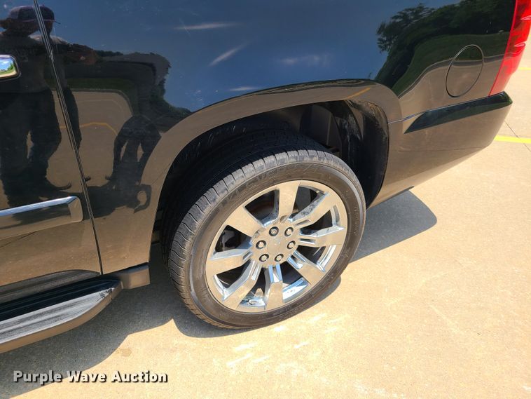 image for item L1386 2008 Chevrolet Suburban  SUV