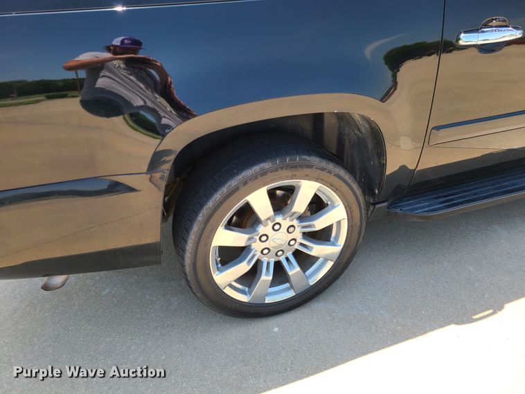 image for item L1386 2008 Chevrolet Suburban  SUV