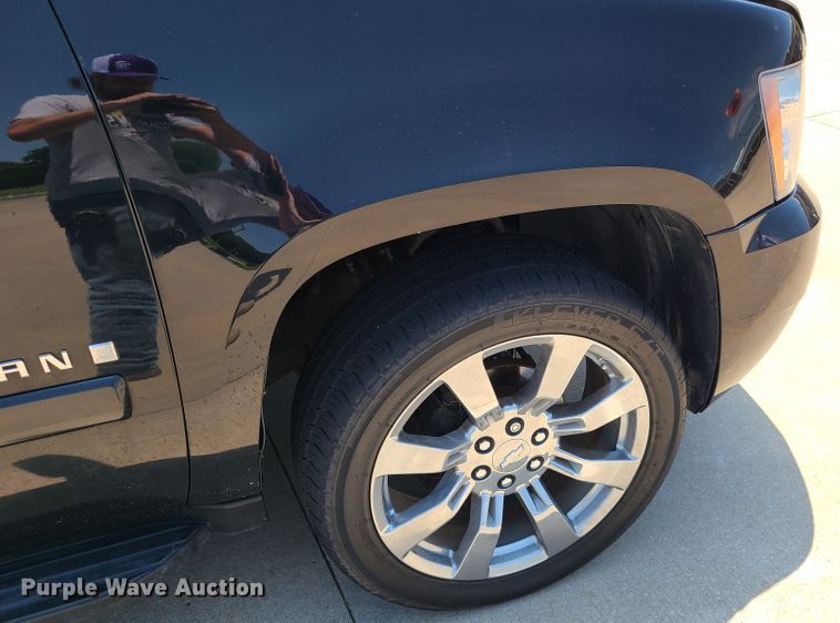 image for item L1386 2008 Chevrolet Suburban  SUV