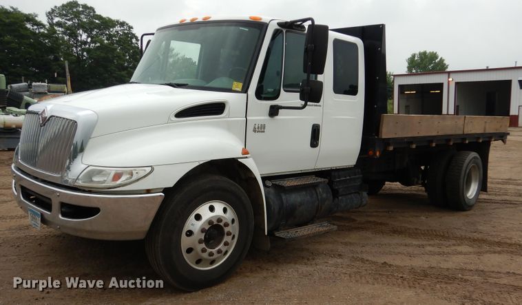 image for item AF9886 2003 International 4400  flatbed truck