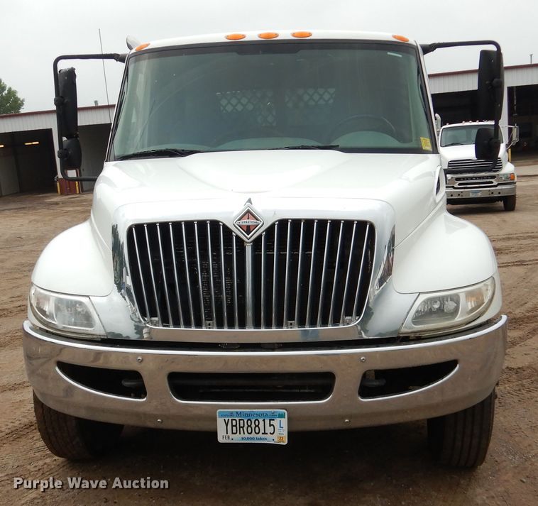 image for item AF9886 2003 International 4400  flatbed truck