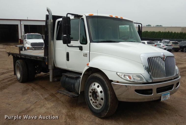 image for item AF9886 2003 International 4400  flatbed truck