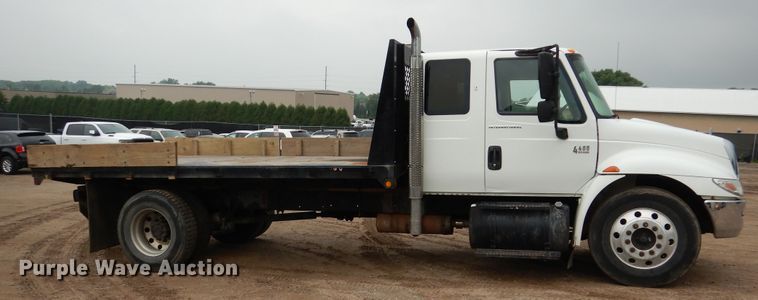 image for item AF9886 2003 International 4400  flatbed truck