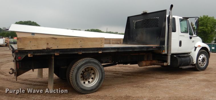 image for item AF9886 2003 International 4400  flatbed truck