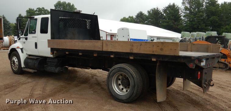 image for item AF9886 2003 International 4400  flatbed truck