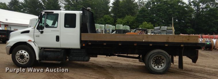 image for item AF9886 2003 International 4400  flatbed truck