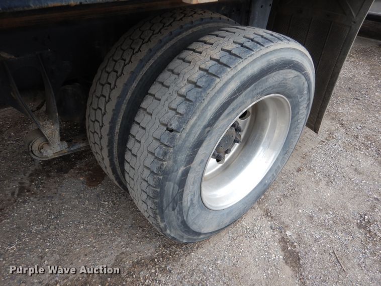 image for item AF9886 2003 International 4400  flatbed truck