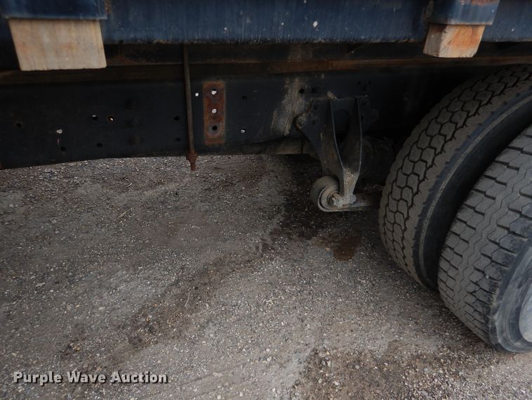 image for item AF9886 2003 International 4400  flatbed truck