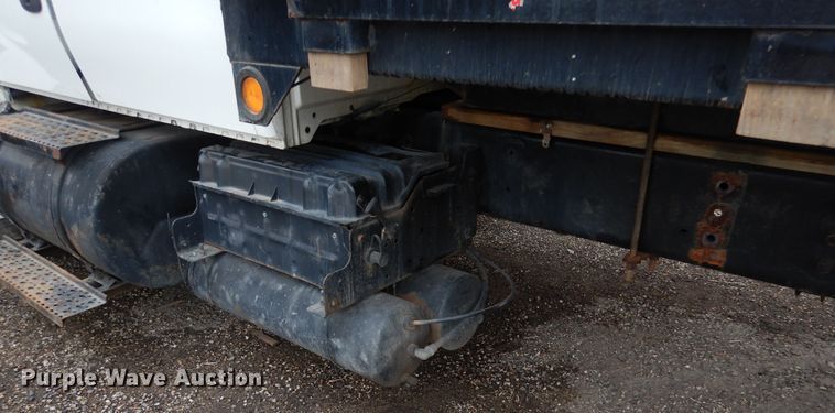 image for item AF9886 2003 International 4400  flatbed truck
