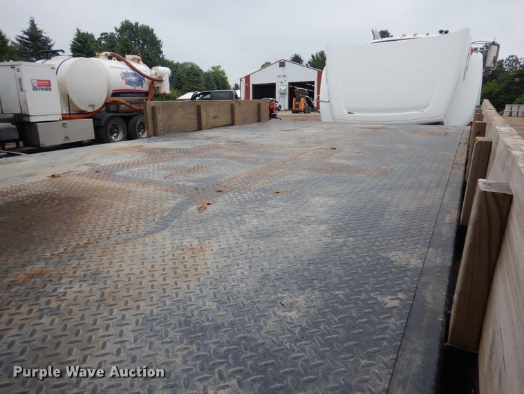 image for item AF9886 2003 International 4400  flatbed truck