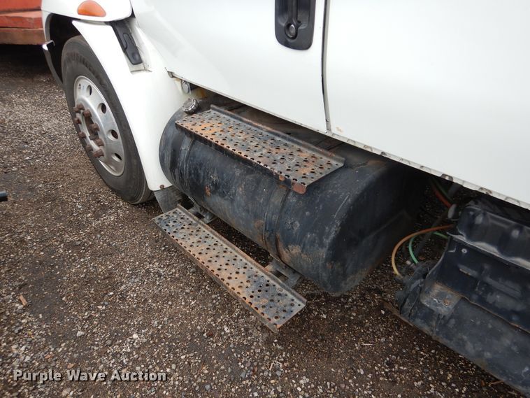 image for item AF9886 2003 International 4400  flatbed truck