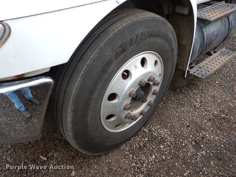 image for item AF9886 2003 International 4400  flatbed truck