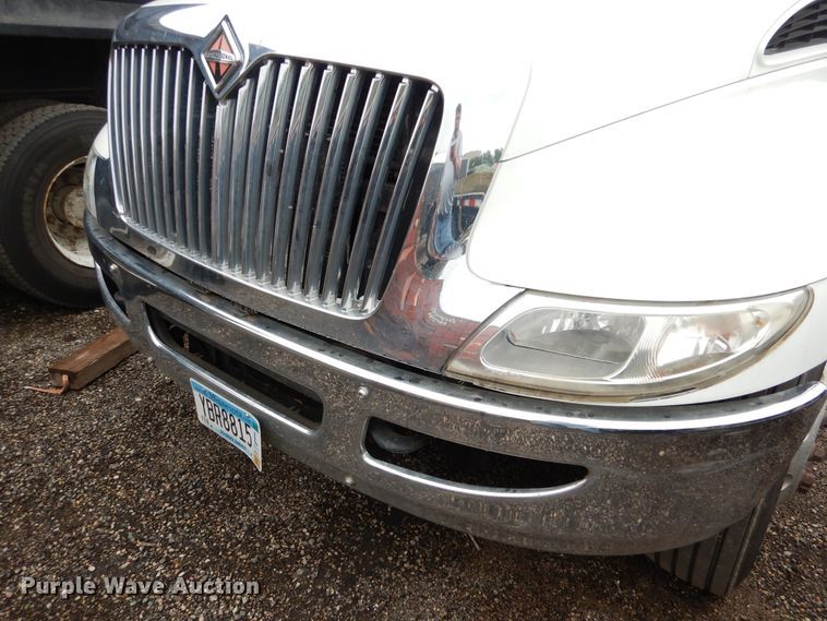 image for item AF9886 2003 International 4400  flatbed truck