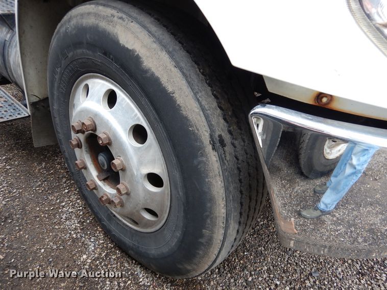 image for item AF9886 2003 International 4400  flatbed truck