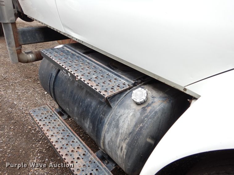 image for item AF9886 2003 International 4400  flatbed truck