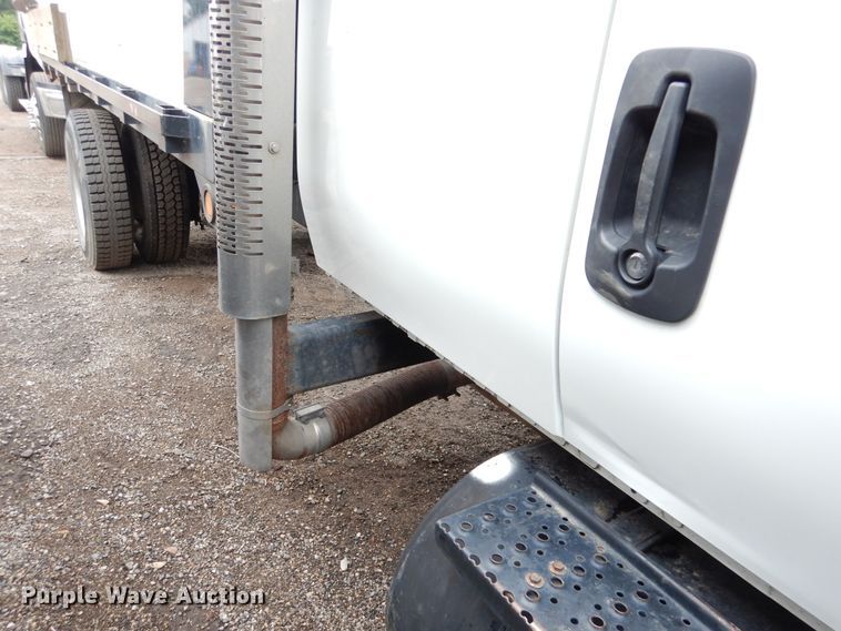 image for item AF9886 2003 International 4400  flatbed truck