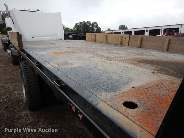 image for item AF9886 2003 International 4400  flatbed truck