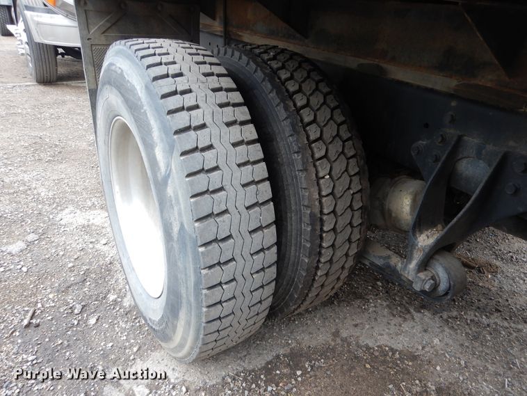 image for item AF9886 2003 International 4400  flatbed truck