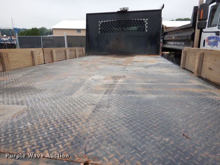 image for item AF9886 2003 International 4400  flatbed truck