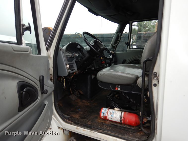 image for item AF9886 2003 International 4400  flatbed truck