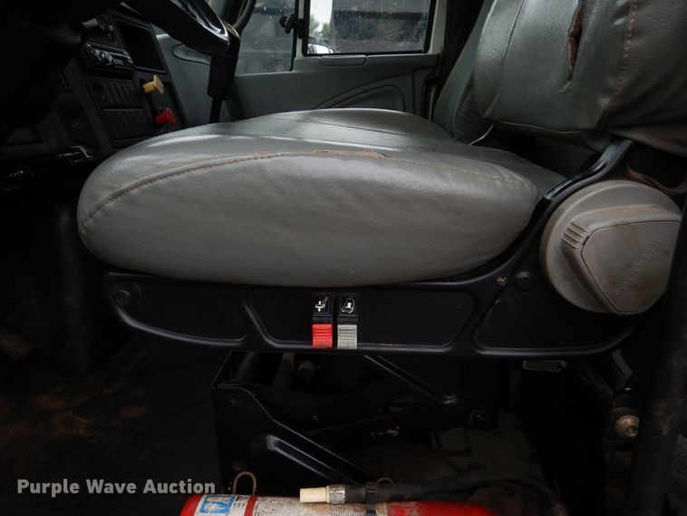 image for item AF9886 2003 International 4400  flatbed truck