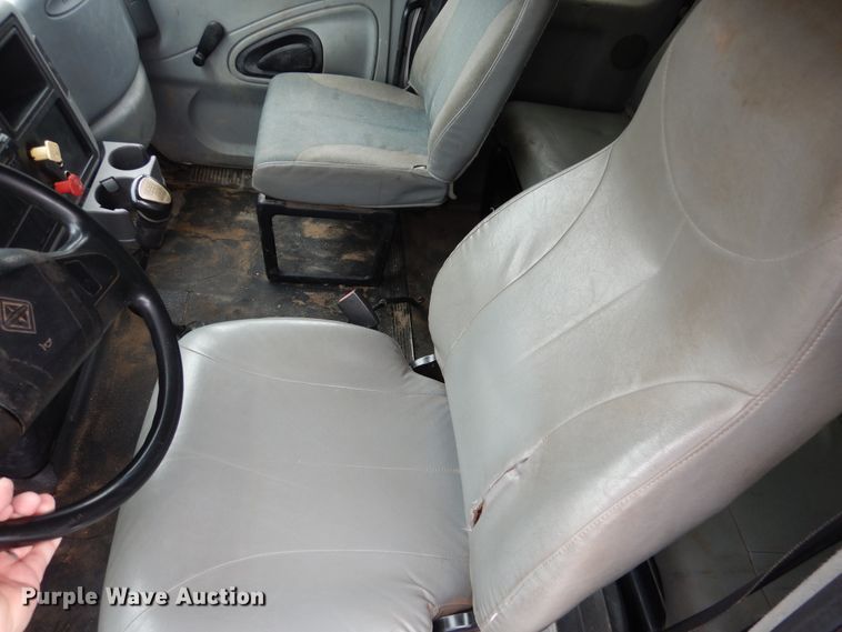 image for item AF9886 2003 International 4400  flatbed truck