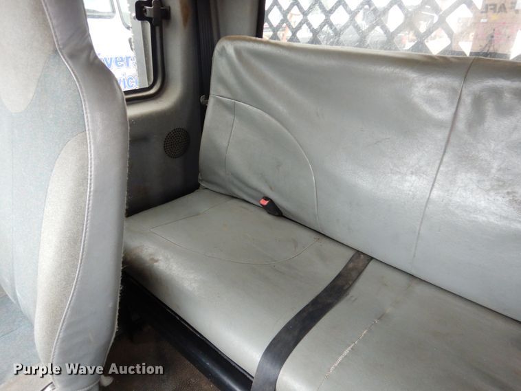 image for item AF9886 2003 International 4400  flatbed truck