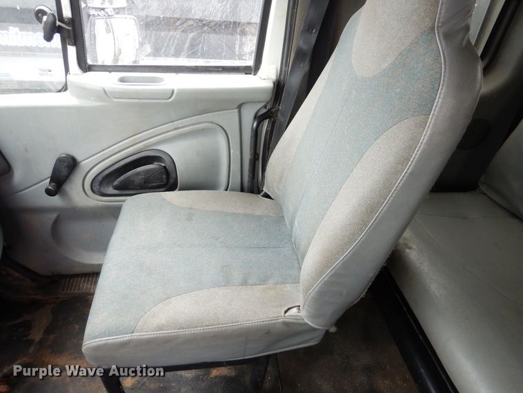 image for item AF9886 2003 International 4400  flatbed truck