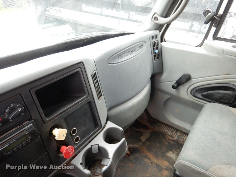 image for item AF9886 2003 International 4400  flatbed truck